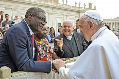 Paus Franciscus drukt de hand van de Congolese arts en Nobelprijswinnaar Denis Mukwege, bekend van zijn werk voor verkrachte vrouwen. © KNA-Bild