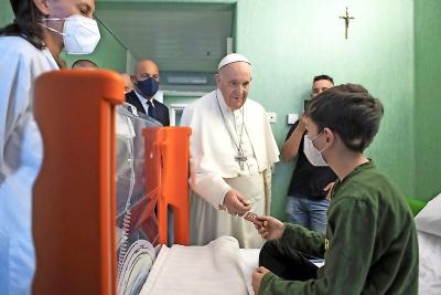 Paus Franciscus, hier bij een bezoek aan het kinderziekenhuis Bambino Gesù in 2021: „We zijn allen kwetsbaar. We hebben allen nood aan mededogen.” © KNA Bild