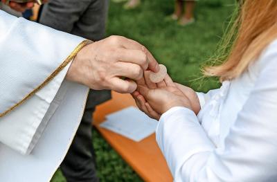 Vlak vóór de communie herhaalt de kerkgemeenschap de bede om gezond te mogen worden.  © KNA Bild
