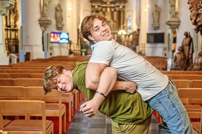 De tweeling Jop en Olivier: ‘Heel wat leeftijdsgenoten zoeken diep vanbinnen naar geloof, maar ze hebben een duwtje in de rug nodig. © Frank Bahnmüller