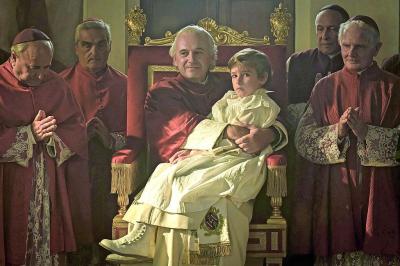 Een bevreemdend beeld uit de film ‘Rapito’: Edgardo met zijn adoptievader, paus Pius IX. © RV