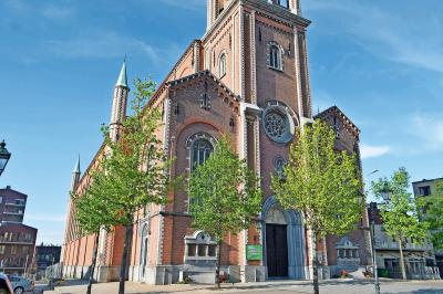 Het café van Gustaaf Van den Berghe bestaat niet meer, maar de kerk getuigt nog steeds van de oorlog. © Bertrand Goethals