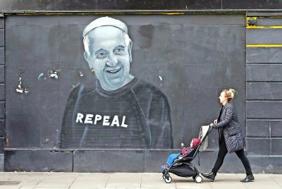 Vanaf deze muurschildering in Dublin lijkt de paus te vragen het beruchte anti-abortusartikel te schrappen. © Belga Image