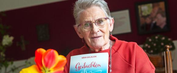 Kris Gelaude met haar nieuwe boek: ‘ik hoed er mij voor om prekerig over te komen. © Tony Van Gaelen