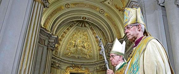 De anglicaanse aartsbisschop en de paus, hier als collega-bisschoppen. © Belga Image