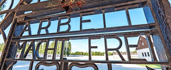 Toegangspoort van het concentratiekamp Dachau, waar op bevel van Himmler priesters werden opgesloten. © Belga Image