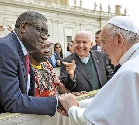 Paus reist naar Afrika als vredesapostel